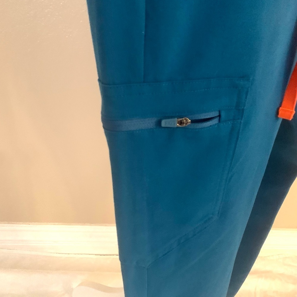 Figs Blue Teal Tone Medical Uniform Joggers Style Set Tops XXS, Pants  XXSP - Picture 4 of 11